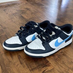 Nike Low-Top Sneakers in Navy, White & Light Blue